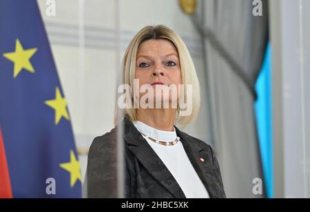 Wien, Österreich. 18. Dezember 2021 Pressekonferenz zur Vorstellung der landesweiten Koordinierung der COVID-Krise mit Verteidigungsministerin Klaudia Tanner (ÖVP) Stockfoto