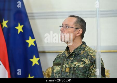 Wien, Österreich. 18th. Dezember 2021. Pressekonferenz zur Präsentation der bundesweiten COVID-Krisenkoordination mit Generalmajor Rudolf Striedinger Stockfoto