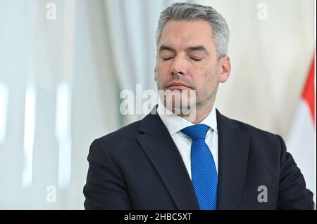 Wien, Österreich. 18. Dezember 2021 Pressekonferenz zur Präsentation der landesweiten Koordinierung der COVID-Krise mit Bundeskanzler Karl Nehammer (ÖVP) Stockfoto