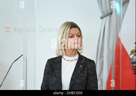 Wien, Österreich. 18. Dezember 2021 Pressekonferenz zur Vorstellung der landesweiten Koordinierung der COVID-Krise mit Verteidigungsministerin Klaudia Tanner (ÖVP) Stockfoto