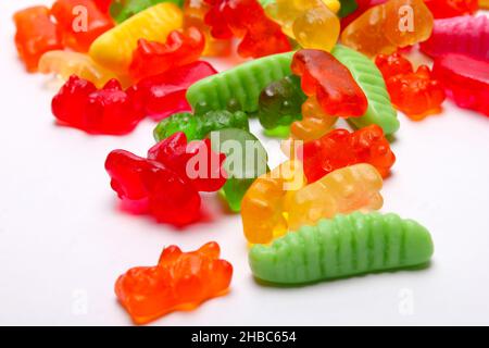 Kautable Bonbons auf weißem Hintergrund, Süßigkeiten und Gelee, Obst und Essen Stockfoto