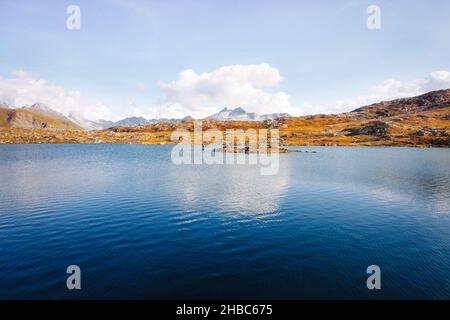 Dunkelblaues Wasser des malerischen Bergsees in den Schweizer Alpen. Totesee, Totensee am Grimselpass in der Schweiz, Kanton Wallis. Stockfoto