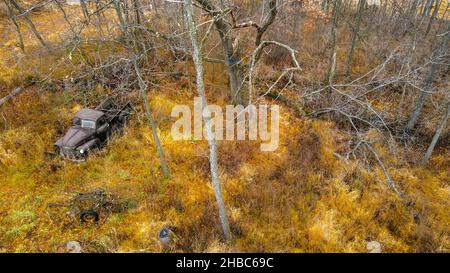Verlassene alte Fahrzeug im Feld vergessen mit der Natur zurückgebracht das Land zurück. Stockfoto
