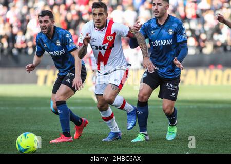 Luis Jesus Rja Gonzalez von Deportivo Alaves, Oscar Trejo von Rayo Vallecano und Toni Moya von Deportivo Alaves während des Fußballspiels der spanischen Liga La zwischen Rayo Vallecano und Deportivo Alaves am 18. Dezember 2021 im Stadion Vallecas in Madrid, Spanien - Foto: IRH/DPPI/LiveMedia Stockfoto