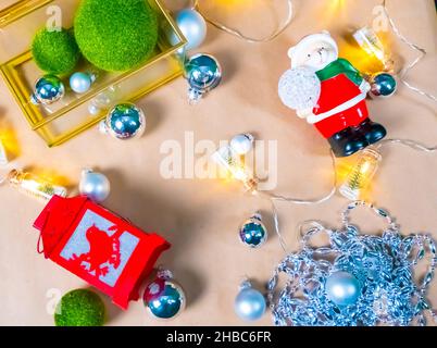 Weihnachten und Neujahr Hintergrund aus umweltfreundlichen Materialien: kraftpapier, grüne Grasbälle, silberne Kugeln und Perlen, eine Magie Stockfoto