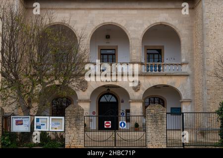 Santanyi, Spanien; 11 2021. dezember: Hauptfassade der öffentlichen Schule Blai Bonet, in der mallorquinischen Stadt Santanyi, an einem bewölkten Tag Stockfoto