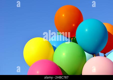 Haufen von bunten Ballons in der Stadt Festival auf klaren blauen Himmel Hintergrund Stockfoto