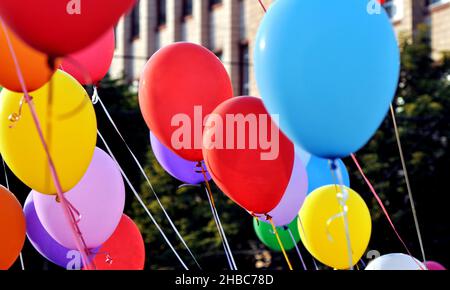 Bunte Luftballons im Stadtfest auf Straßenbau Hintergrund Stockfoto