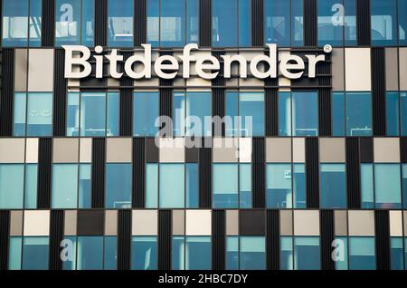 Bukarest, Rumänien - 09. Dezember 2021: Das Logo des rumänischen Unternehmens für Cybersicherheit und Anti-Virus-Software Bitdefender ist auf der Oberseite des Orhid zu sehen Stockfoto