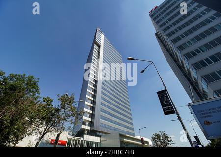 Bukarest, Rumänien - 16. August 2021: Bürogebäude im Globalworth Tower, im Besitz von Globalworth, in Bukarest. Dieses Bild ist nur für redaktionelle Zwecke bestimmt Stockfoto