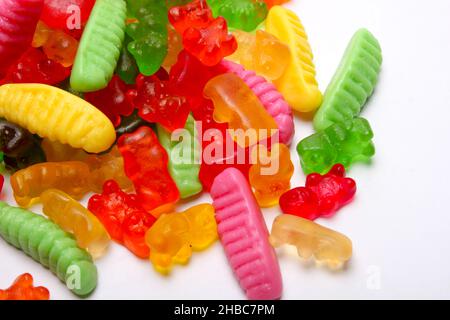 Kautable Bonbons auf weißem Hintergrund, Süßigkeiten und Gelee, Obst und Essen Stockfoto