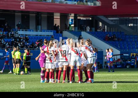 Barcelona, Spanien. 18th Dez 2021. Rayo Vallecano Spieler werden vor dem Primera Iberdrola Spiel zwischen dem FC Barcelona Femeni und Rayo Vallecano Femenino im Johan Cruyff Stadion gesehen.Endstand; FC Barcelona Femeni 4:0 Rayo Vallecano Femenino Credit: SOPA Images Limited/Alamy Live News Stockfoto