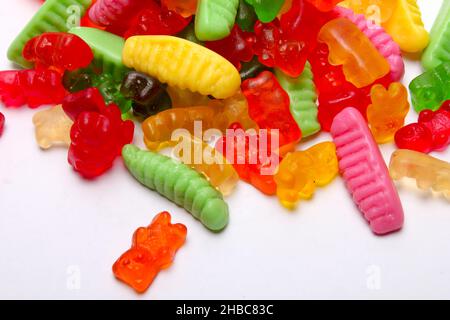 Kautable Bonbons auf weißem Hintergrund, Süßigkeiten und Gelee, Obst und Essen Stockfoto