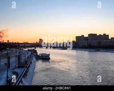 Blick auf den Moskwa-Fluss und die Böschungen Puschkinskaja und Frunzenskaja in der Stadt Moskau in der Winterdämmerung Stockfoto