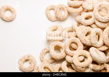 Bagels in weißer Glasur auf weißem Hintergrund Stockfoto