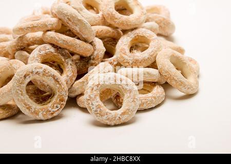 Bagels in weißer Glasur auf weißem Hintergrund Stockfoto