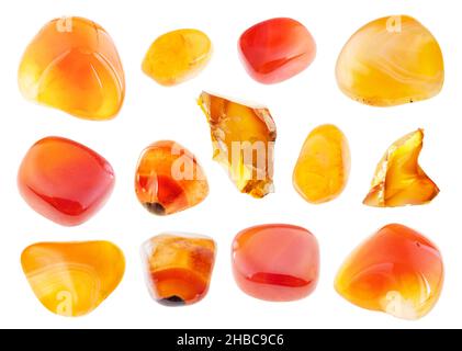 Set aus verschiedenen Karneol (Cornelian) Edelsteinen auf weißem Hintergrund Stockfoto