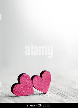 Valentine Hintergrund mit handgefertigten rustikalen Herzen auf grau. Happy Lovers Tageskarte, Kopierplatz. Stockfoto