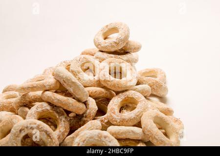 Bagels in weißer Glasur auf weißem Hintergrund Stockfoto