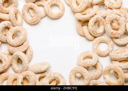 Bagels in weißer Glasur auf weißem Hintergrund Stockfoto