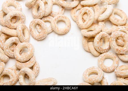 Bagels in weißer Glasur auf weißem Hintergrund Stockfoto