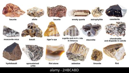 Sammlung verschiedener brauner Rohsteine mit Namen auf weißem Hintergrund Stockfoto