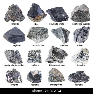 Set aus verschiedenen rohen schwarzen Steinen mit Namen auf weißem Hintergrund Stockfoto