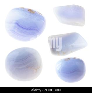 Set aus verschiedenen blauen Spitzen Achat (Saphirin) Steinen geschnitten auf weißem Hintergrund Stockfoto