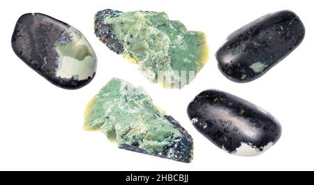 Set aus Teisky Jade (Hantigyrit, chakassischen Serpentin) Steinen aus Magnetit, Serpentin, Hämatit Mineralien auf weißem Hintergrund Stockfoto