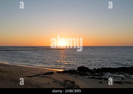 Sonnenuntergang an einem Strand in Chipiona, Cádáz, Andalusien, Spanien Stockfoto