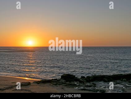 Schöner Sonnenuntergang an einem Strand in Chipiona, Cádáz, Andalusien, Spanien Stockfoto