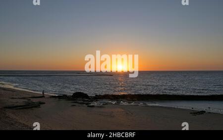 Sonnenuntergang an einem Strand in Chipiona, Cádáz, Andalusien, Spanien Stockfoto