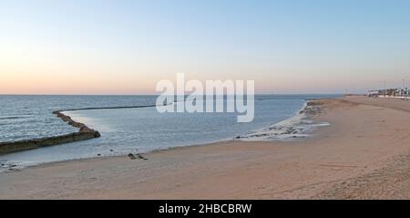 Schöner Sonnenuntergang an einem Strand in Chipiona, Cádáz, Andalusien, Spanien Stockfoto