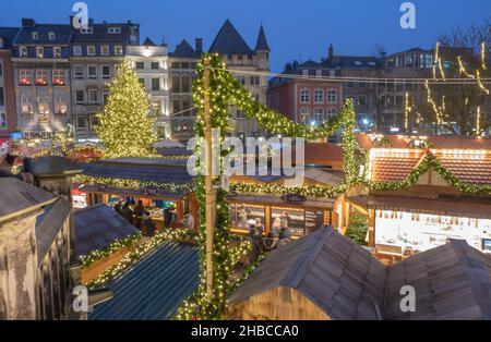 Aachen -der Aachener Weihnachtsmarkt lockt jährlich Hunderttausende Besucher auf die Plätze und in die Gassen rund um den Aachener Dom und das Rathaus Stockfoto