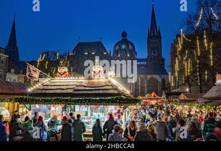 Aachen -der Aachener Weihnachtsmarkt lockt jährlich Hunderttausende Besucher auf die Plätze und in die Gassen rund um den Aachener Dom und das Rathaus Stockfoto