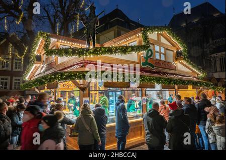 Aachen -der Aachener Weihnachtsmarkt lockt jährlich Hunderttausende Besucher auf die Plätze und in die Gassen rund um den Aachener Dom und das Rathaus Stockfoto