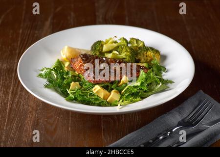 Beliebte gegrillte Stachelrochen Fisch mit Gewürzen und Gemüse, in Malaysia Stockfoto