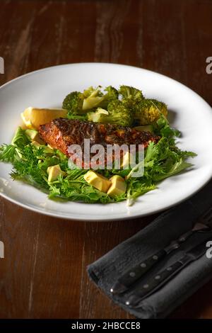 Beliebte gegrillte Stachelrochen Fisch mit Gewürzen und Gemüse, in Malaysia Stockfoto