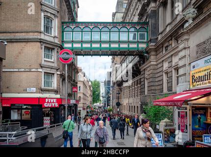 London, Großbritannien - 4 2015. September: Blick auf den belebten Fußgängerbereich der Villiers St in Charing Cross mit Blick auf den Bahnhofsübergang. Stockfoto
