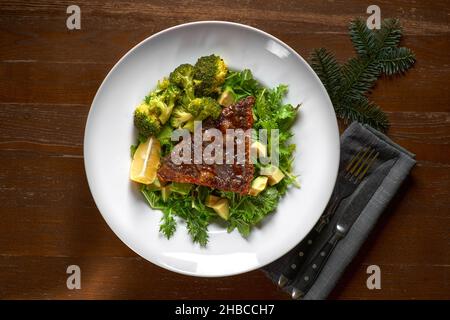 Beliebte gegrillte Stachelrochen Fisch mit Gewürzen und Gemüse, in Malaysia Stockfoto