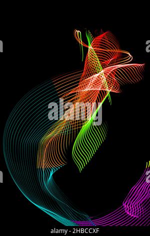 Light Neon Trails Bunte Welle isoliert auf schwarzem Hintergrund. Futuristisches, Farbenfrohes Overlay-Lichtmuster. Stockfoto