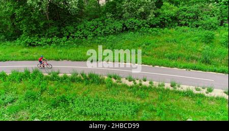 Luftaufnahme eines Mannes, der auf einer 7 Meilen langen asphaltierten Straße radeln oder wandern kann, Mound View State Trail, Platteville, Wisconsin, USA Stockfoto