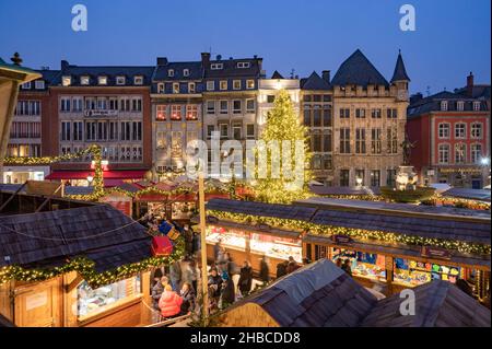 Aachen -der Aachener Weihnachtsmarkt lockt jährlich Hunderttausende Besucher auf die Plätze und in die Gassen rund um den Aachener Dom und das Rathaus Stockfoto