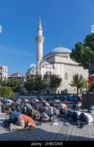 Muslime beten auf einer Straße vor einer Moschee in Istanbul, Türkei Stockfoto