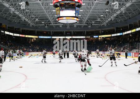 Ontario, Kanada. 18th. Dezember 2021, Guelph, Ontario, Kanada. Wenn das Heimteam (Guelph Storm) den ersten Tor erzielt, werden Teddybären auf das Eis geworfen und an wohltätige Organisationen in ihren Gemeinden verteilt. Luke Durda/Alamy Live-Nachrichten Stockfoto