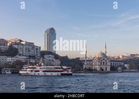 Das Bosporus, das Ritz-Carlton Hotel und die Dolmabahce Moschee - Istanbul, Türkei Stockfoto