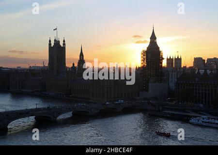 Houses of Parliament und Westminster Bridge von London Eye bei Sonnenuntergang, Southbank, London, England, Großbritannien, Großbritannien, Großbritannien, Europa Stockfoto
