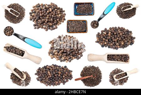 Set aus verschiedenen schwarzen Pfefferkörnern auf weißem Hintergrund Stockfoto