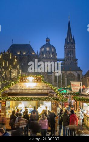 Aachen -der Aachener Weihnachtsmarkt lockt jährlich Hunderttausende Besucher auf die Plätze und in die Gassen rund um den Aachener Dom und das Rathaus Stockfoto