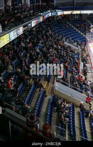 Ontario, Kanada. 18th. Dezember 2021, Guelph, Ontario, Kanada. Neue Regierungsbeschränkungen von Ontario begrenzen die in Ontario gespielten Spiele auf 50 % Kapazität. Luke Durda/Alamy Live-Nachrichten Stockfoto